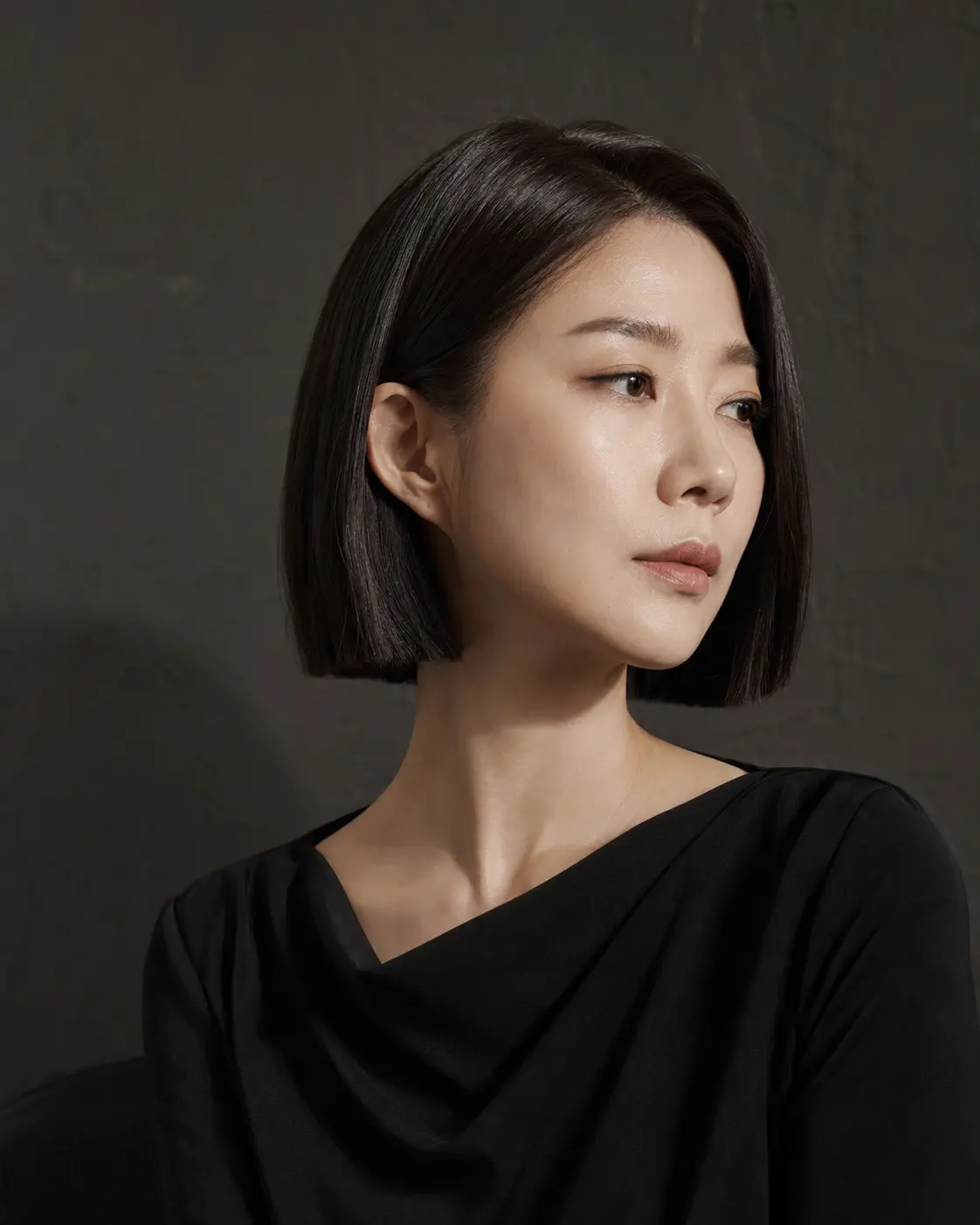 정교한 턱선 라인이 돋보이는 에스프레소 블랙 블런트 보브