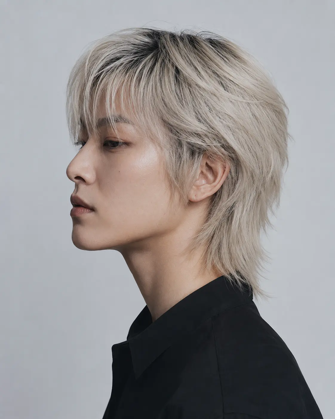 다크 섀도 루트와 깃털 같은 질감의 플래티넘 베이지 울프컷